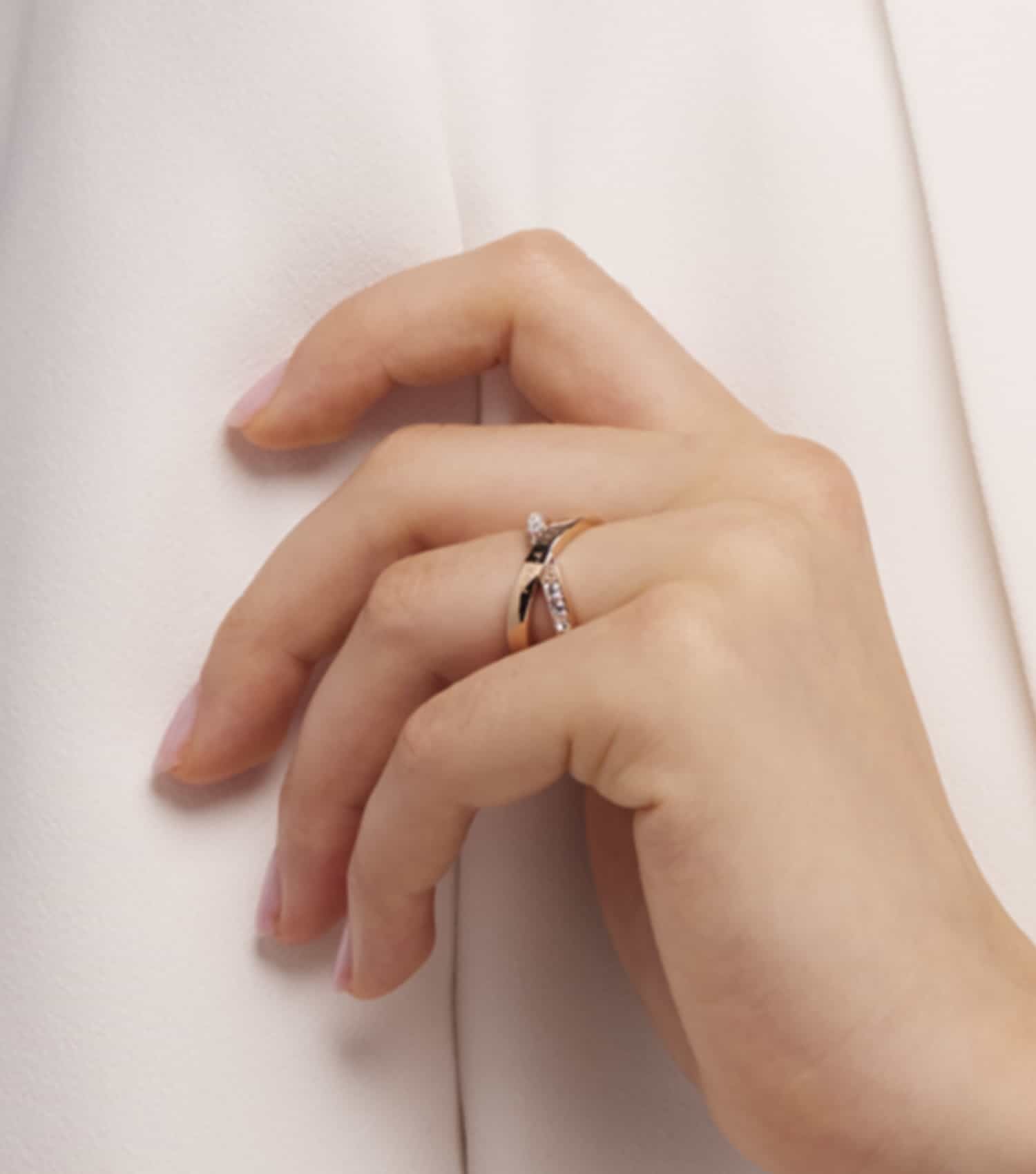 Furla ring in stunning rose gold color, featuring a frontal diagonal angle, perfect for adding elegance and style.